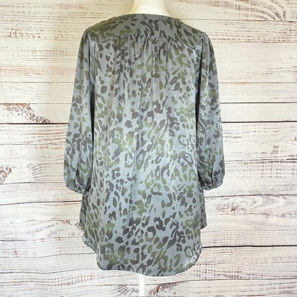 Queen Collection Blouse Women's size Small grey leopard print business - Picture 8 of 15